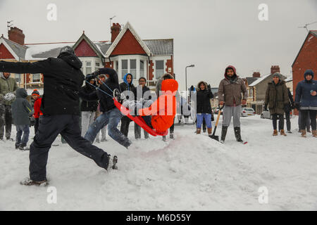 Cardiff, Galles, UK. 2 Mar, 2018. I residenti di Cardiff di godere la neve al di fuori di Shri Swaminarayan Mandir, tempio indù di Grangetown, Cardiff, dopo una notte di neve pesante e blizzard condizioni. Cardiff è stato dato un rosso di allerta meteo a causa di tempesta Emma, noto anche come la Bestia da est. Inoltre la neve e il maltempo è previsto per tutta la notte. Credito: Haydn Denman/Alamy Live News Foto Stock