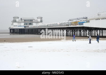 Il Grand Pier. Weston super Mare. Regno Unito. 2 Marzo, 2018. La neve sulla spiaggia con persone intorno di fresatura.credit: /Alamy Live News Foto Stock