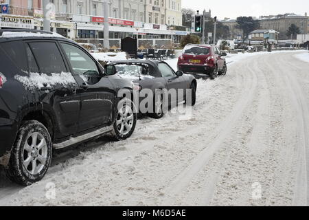 Weston super Mare. Regno Unito. 2 Marzo, 2018. Quasi impraticabile strade del centro della città dopo la nevicata. Credito: Alamy Live News Foto Stock