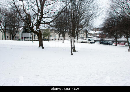 Clydebank, Scotland, Regno Unito. 2 Marzo, 2018. La nevicata continua a causare disagi. I driver sono stati avvertiti di non viaggiare a meno che non sia necessario. Prima di Glasgow gli autobus erano operative, ma molti servizi sono state terminante poco. Abellio ScotRail ha annullato quasi tutti i suoi treni nella cintura centrale. Un numero limitato di servizi stanno cominciando a funzionare di nuovo. Negozi che avevano esaurito essentials, come pane e latte, sono state ora cominciando a ricevere le consegne. Servizi di emergenza, come ad esempio lo Scottish Ambulance Service, hanno lavorato per tutto il disturbo. Iain McGuinness / Alamy Live News Foto Stock