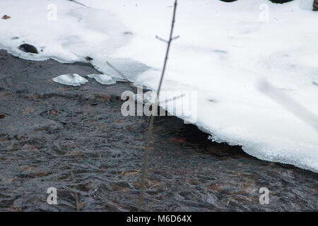 Clydebank, Scotland, Regno Unito. 2 Marzo, 2018. La nevicata continua a causare disagi. I driver sono stati avvertiti di non viaggiare a meno che non sia necessario. Prima di Glasgow gli autobus erano operative, ma molti servizi sono state terminante poco. Abellio ScotRail ha annullato quasi tutti i suoi treni nella cintura centrale. Un numero limitato di servizi stanno cominciando a funzionare di nuovo. Negozi che avevano esaurito essentials, come pane e latte, sono state ora cominciando a ricevere le consegne. Servizi di emergenza, come ad esempio lo Scottish Ambulance Service, hanno lavorato per tutto il disturbo. Iain McGuinness / Alamy Live News Foto Stock