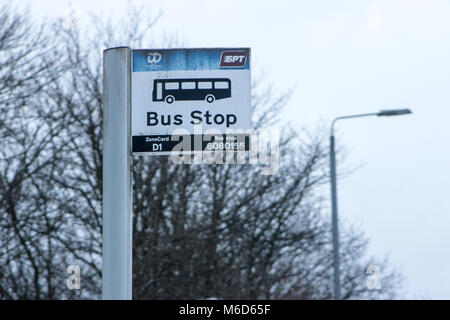 Clydebank, Scotland, Regno Unito. 2 Marzo, 2018. La nevicata continua a causare disagi. I driver sono stati avvertiti di non viaggiare a meno che non sia necessario. Prima di Glasgow gli autobus erano operative, ma molti servizi sono state terminante poco. Abellio ScotRail ha annullato quasi tutti i suoi treni nella cintura centrale. Un numero limitato di servizi stanno cominciando a funzionare di nuovo. Negozi che avevano esaurito essentials, come pane e latte, sono state ora cominciando a ricevere le consegne. Servizi di emergenza, come ad esempio lo Scottish Ambulance Service, hanno lavorato per tutto il disturbo. Iain McGuinness / Alamy Live News Foto Stock