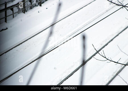 Clydebank, Scotland, Regno Unito. 2 Marzo, 2018. La nevicata continua a causare disagi. I driver sono stati avvertiti di non viaggiare a meno che non sia necessario. Prima di Glasgow gli autobus erano operative, ma molti servizi sono state terminante poco. Abellio ScotRail ha annullato quasi tutti i suoi treni nella cintura centrale. Un numero limitato di servizi stanno cominciando a funzionare di nuovo. Negozi che avevano esaurito essentials, come pane e latte, sono state ora cominciando a ricevere le consegne. Servizi di emergenza, come ad esempio lo Scottish Ambulance Service, hanno lavorato per tutto il disturbo. Iain McGuinness / Alamy Live News Foto Stock