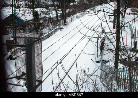 Clydebank, Scotland, Regno Unito. 2 Marzo, 2018. La nevicata continua a causare disagi. I driver sono stati avvertiti di non viaggiare a meno che non sia necessario. Prima di Glasgow gli autobus erano operative, ma molti servizi sono state terminante poco. Abellio ScotRail ha annullato quasi tutti i suoi treni nella cintura centrale. Un numero limitato di servizi stanno cominciando a funzionare di nuovo. Negozi che avevano esaurito essentials, come pane e latte, sono state ora cominciando a ricevere le consegne. Servizi di emergenza, come ad esempio lo Scottish Ambulance Service, hanno lavorato per tutto il disturbo. Iain McGuinness / Alamy Live News Foto Stock