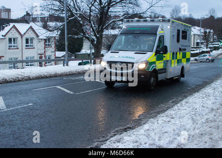 Clydebank, Scotland, Regno Unito. 2 Marzo, 2018. La nevicata continua a causare disagi. I driver sono stati avvertiti di non viaggiare a meno che non sia necessario. Prima di Glasgow gli autobus erano operative, ma molti servizi sono state terminante poco. Abellio ScotRail ha annullato quasi tutti i suoi treni nella cintura centrale. Un numero limitato di servizi stanno cominciando a funzionare di nuovo. Negozi che avevano esaurito essentials, come pane e latte, sono state ora cominciando a ricevere le consegne. Servizi di emergenza, come ad esempio lo Scottish Ambulance Service, hanno lavorato per tutto il disturbo. Iain McGuinness / Alamy Live News Foto Stock