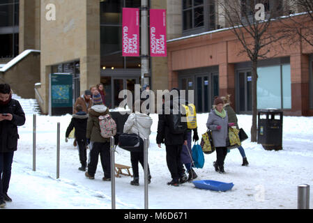 Glasgow, Scotland, Regno Unito 2 marzo .uk meteo: La bestia da est spia rossa meteo con dieci centimetri di neve che unisce con emma la peste da ovest dopo la tempesta persone tornare a vivere di nuovo. Credito: gerard ferry/Alamy Live News Foto Stock