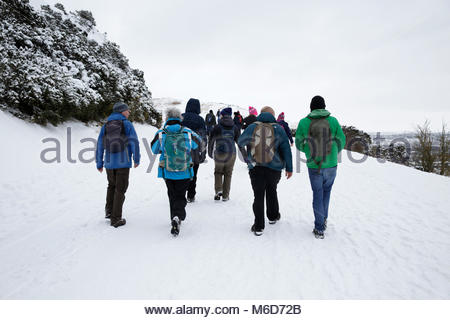 Edinburgh, Regno Unito. 2 Marzo, 2018. Nevicate invernali che colpiscono Arthur' Seat e Holyrood Park. Un gruppo di escursionisti sulla via voce fino alla salita di Arthur Seat. Credito: Craig Brown/Alamy Live News. Foto Stock