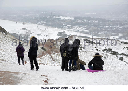 Edinburgh, Regno Unito. 2 Marzo, 2018. Nevicate invernali che colpiscono Arthur' Seat e Holyrood Park. I camminatori e sledgers guardando giù dai pendii di Arthur's sede per il centro di Edimburgo. Credito: Craig Brown/Alamy Live News. Foto Stock