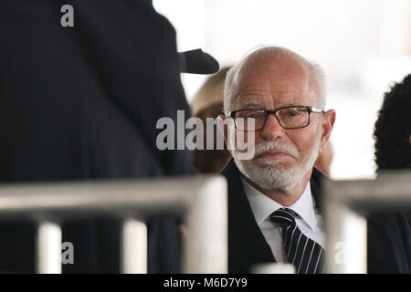 Jim Bakker, ex capo del PTL Club, con un ben noto TV evangelica mostra con poi moglie Tammy Faye Bakker (Tammy Messner con il suo secondo matrimonio), assiste il Billy Graham funerale. Credito: Castello immagini di luce / Alamy Live News. Foto Stock