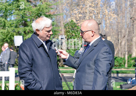 Charlotte, NC, 2 marzo, 2018. Ravi Zacharias parla con reporter prima di Billy Graham funerale. Egli è un Gold Medallion premiato autore e apologeta cristiano. Credito: Castello immagini di luce / Alamy Live News. Charlotte. Credito: Castello immagini di luce / Alamy Live News. Foto Stock