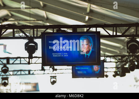 Charlotte, NC, 2 marzo, 2018. In che cosa ora è conosciuto come 'Billy Graham l'ultima crociata,' la famiglia, gli amici e i leader della Chiesa portare il Billy Graham servizio funebre tenutasi a Charlotte prima di oggi. In armonia con il Sig. Graham la vita, il servizio era evangelica e chiamato gli spettatori e i partecipanti a seguire le orme di Cristo se non fossero già un credente. Il memorial settimana ora è affettuosamente conosciuto come 'Billy Graham l'ultima crociata" a causa della massiccia quantità di attenzione internazionale che ha ricevuto. Credito: Castello immagini di luce / Alamy Live News. Charlotte. Credito: Castello immagini di luce / Alamy Live News. Foto Stock