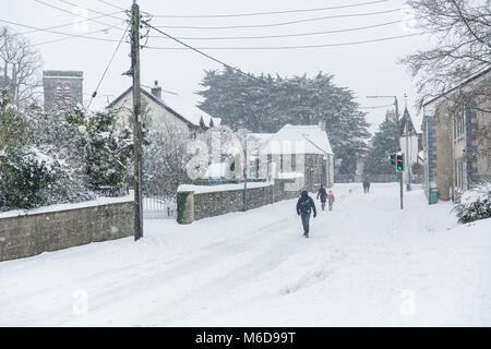 Celbridge, Kildare, Irlanda. 02 MAR 2018: strade a Celbridge completamente coperto di neve a seguito dell'ondata di freddo bugged "La Bestia da est' seguita dalla tempesta Emma. La gente fuori a piedi. Paesaggio invernale. Foto Stock