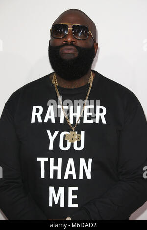 ***FILE FOTO*** ***Rick Ross si precipitò in ospedale. Egli non era a sostegno della vita come precedentemente riportato*** LOS ANGELES, CA - novembre 20: Rick Ross presso la quarantaquattresima annuale degli American Music Awards presso il Microsoft Theatre di Los Angeles, la California il 20 novembre 2016. Credito: Faye Sadou/MediaPunch Foto Stock