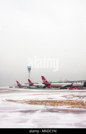 Interruzione della neve all'Aeroporto di Londra Heathrow Foto Stock