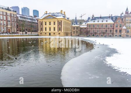 L'Aia, Paesi Bassi - 3 Marzo 2018: Binnenhof e mauritshuis durante il freddo della neve e ghiaccio Foto Stock