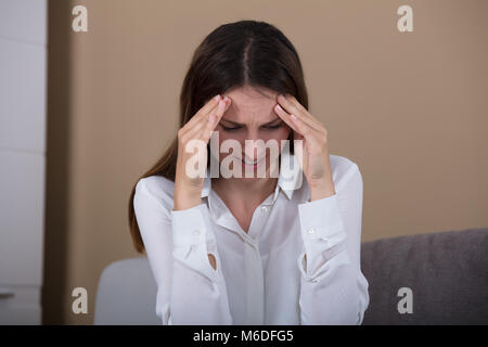 Ritratto di una giovane donna che soffre di mal di testa Foto Stock
