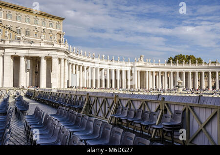 Città del Vaticano, lo Stato della Città del Vaticano - 5 Novembre 2015: colonnati toscano di Piazza San Pietro con un sacco di posti preparati per i cattolici credenti Foto Stock