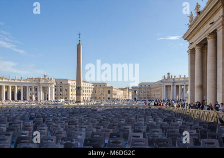 Città del Vaticano, lo Stato della Città del Vaticano - 5 Novembre 2015: colonnati toscano di Piazza San Pietro con un sacco di posti preparati per i cattolici credenti Foto Stock