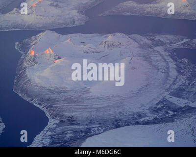 Arial vista delle montagne innevate di Hokkaido in inverno, Hokkaido, Giappone Foto Stock