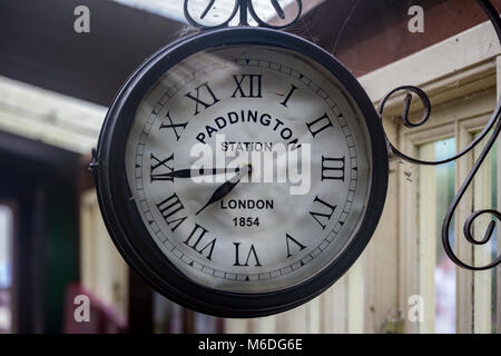 L imitazione di Paddington Station orologio a Lappa Valley, un treno a vapore in attrazione, Newquay Cornwall Foto Stock