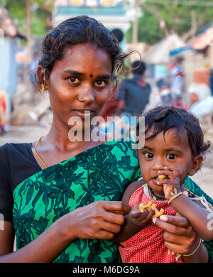 Street photography e il ritratto di una madre e un bambino nel Villaggio Athoor, Tamil Nadu India. Foto Stock