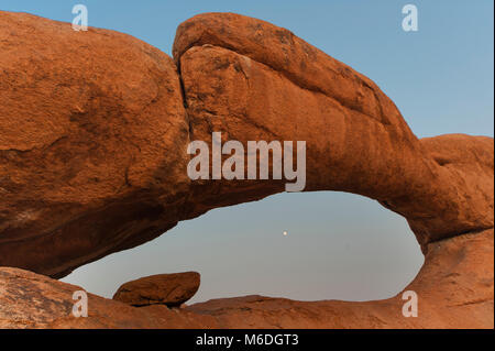 Strana formazione rocciosa a Spitzkoppie Area di Conservazione, Namibia Foto Stock