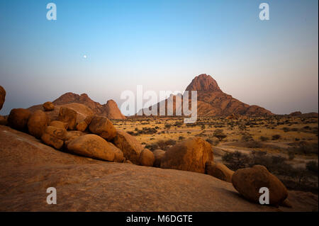 Strana formazione rocciosa a Spitzkoppie Area di Conservazione, Namibia Foto Stock