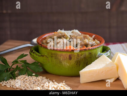 Riscaldare autonomamente dall'interno. Sostanziosa e casalingo di manzo, orzo e verdure sono un sogno nutrizionale. Foto Stock