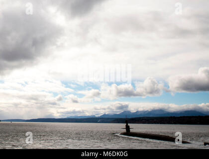 L'oro equipaggio dell'Ohio-classe-balistico missile submarine USS Louisiana (SSBN 743) arriva a casa per la Base Navale Kitsap-Bangor a seguito di una routine di deterrenza strategica della missione. La Louisiana è uno degli otto ballistic-missile sottomarini di stanza nel nord-ovest del Pacifico fornendo la gamba resiliente del deterrente strategico Terna per gli Stati Uniti. ( Foto di comunicazione di massa specialista Nancy C. diBenedetto) Foto Stock