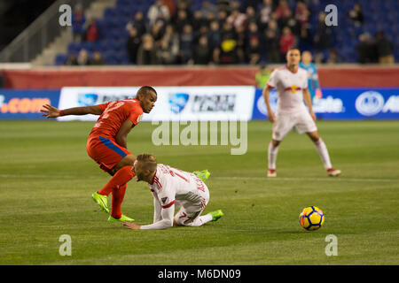 Harrison, Stati Uniti. 01 Mar, 2018. Rony Martinez (12) di CD Olimpia di Honduras fauls Daniel Royer (77) durante il 2018 CONCACAF Champions League round di gioco 16 alla Red Bull arena, Red Bulls ha vinto 2 - 0 Credito: Lev Radin/Pacific Press/Alamy Live News Foto Stock