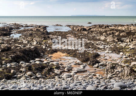 Babbacombe Beach, North Devon, con la bassa marea - guardando verso Lundy Island. Babbacombe Beach, vicino Bucks Mills, North Devon, Inghilterra, Foto Stock