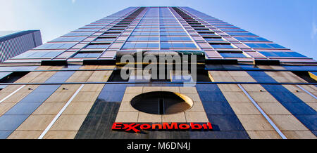 ExxonMobil segno aziendale al di fuori della loro sede di Asia-Pacifico, Kuala Lumpur, Malesia, circa novembre, 2017 Foto Stock