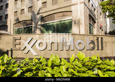 ExxonMobil segno aziendale al di fuori della loro sede di Asia-Pacifico, Kuala Lumpur, Malesia, circa novembre, 2017 Foto Stock