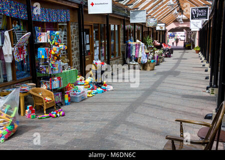 Grande Torrington Bauletto Mercato, colorate bancarelle di artigianato, Torrington Devon, Inghilterra. Foto Stock