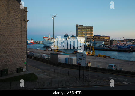 Crepuscolo invernale nel porto di Aberdeen, Scozia. Foto Stock