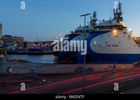 Crepuscolo invernale nel porto di Aberdeen, Scozia. Foto Stock