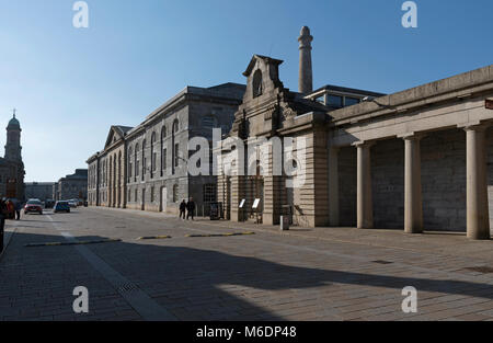 Plymouth Devon England Regno Unito edifici storici la linea di una strada pavimentata a Royal William Yard in Plymouth. Febbraio 2018. Foto Stock