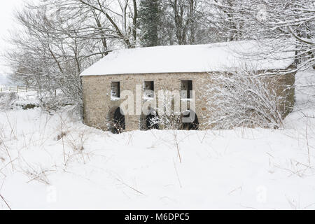 Keld testa fienile di torba nella neve Foto Stock