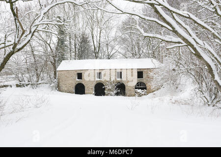 Keld testa fienile di torba nella neve Foto Stock