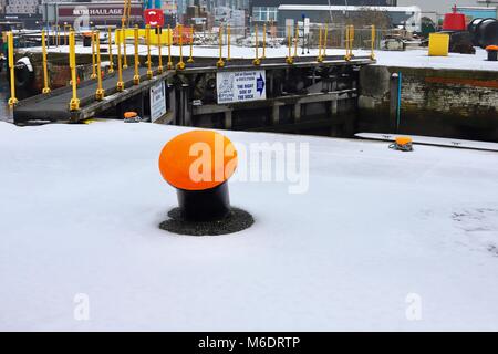 Arancio brillante punti di ormeggio in corrispondenza della serratura tra il fiume Orwell e il rifugio e Neptune marine. Ipswich, Suffolk. Inverno, marzo 2018. Foto Stock