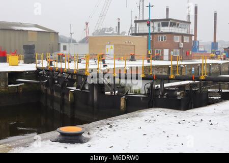 Arancio brillante punti di ormeggio in corrispondenza della serratura tra il fiume Orwell e il rifugio e Neptune marine. Ipswich, Suffolk. Inverno, marzo 2018. Foto Stock