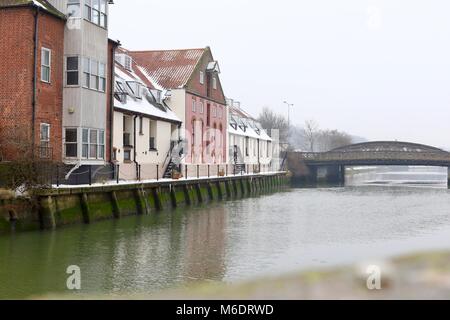 Appartamenti / appartamenti dal fiume Gipping a Ipswich, Suffolk. Marzo 2018. Foto Stock