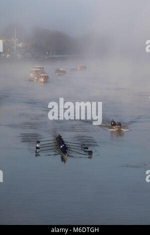 Formazione di mattina per Londra boat race Foto Stock