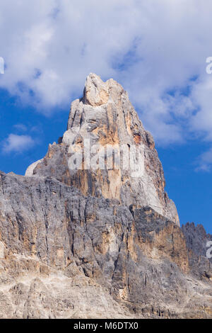 Cimon della Pala vista. Famoso picco delle Dolomiti. Punto di riferimento italiano Foto Stock