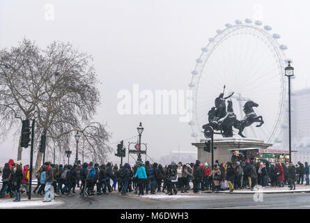 2 Marzo 2018 - Inghilterra, Londra. Persone che copre dal freddo vento e neve pesante a Belfast. Foto Stock