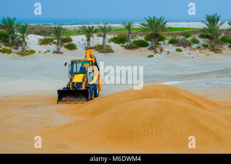 JCB il retroescavatore Costruzione attrezzature abbandonate nel Deserto area vicino Saadiyat Island Abu Dhabi Foto Stock