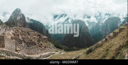 Vista panoramica delle antiche rovine Inca di Machu Picchu e dintorni montagne delle Ande al mattino presto Foto Stock
