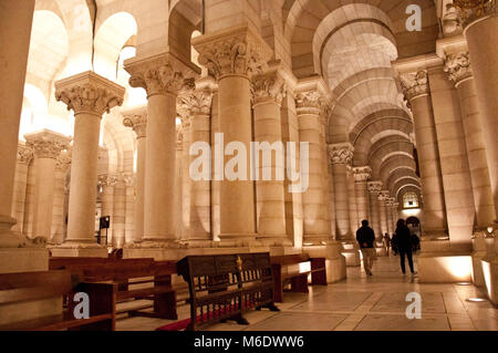 Crypy all'interno di Santa María la Real de La Almudena cattedrale, Madrid, Spagna Foto Stock