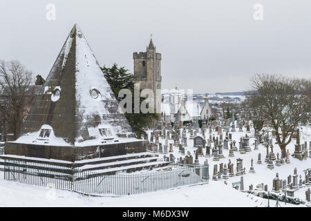 Stirling vecchio cimitero comunale, Stella piramide, la Chiesa del Santo rude e Cowanes Ospedale, Stirling, Scozia, Regno Unito Foto Stock
