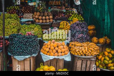 Fresche, frutta organica ammucchiati in ciotole in un pranzo street market stallo in Bolivia Foto Stock